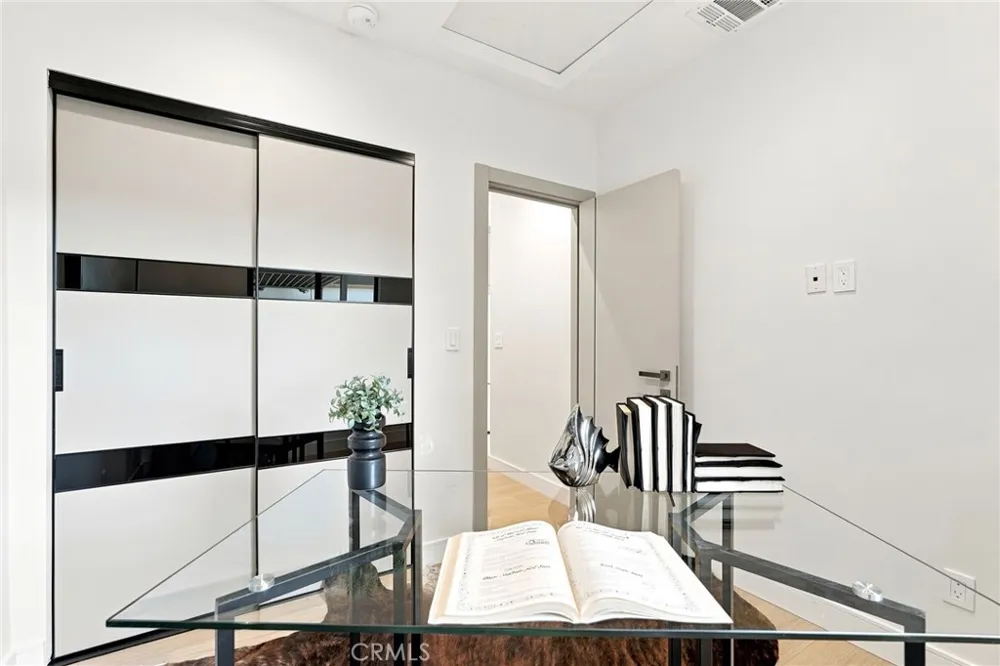 14627 Huston Sherman Oaks, CA 91403