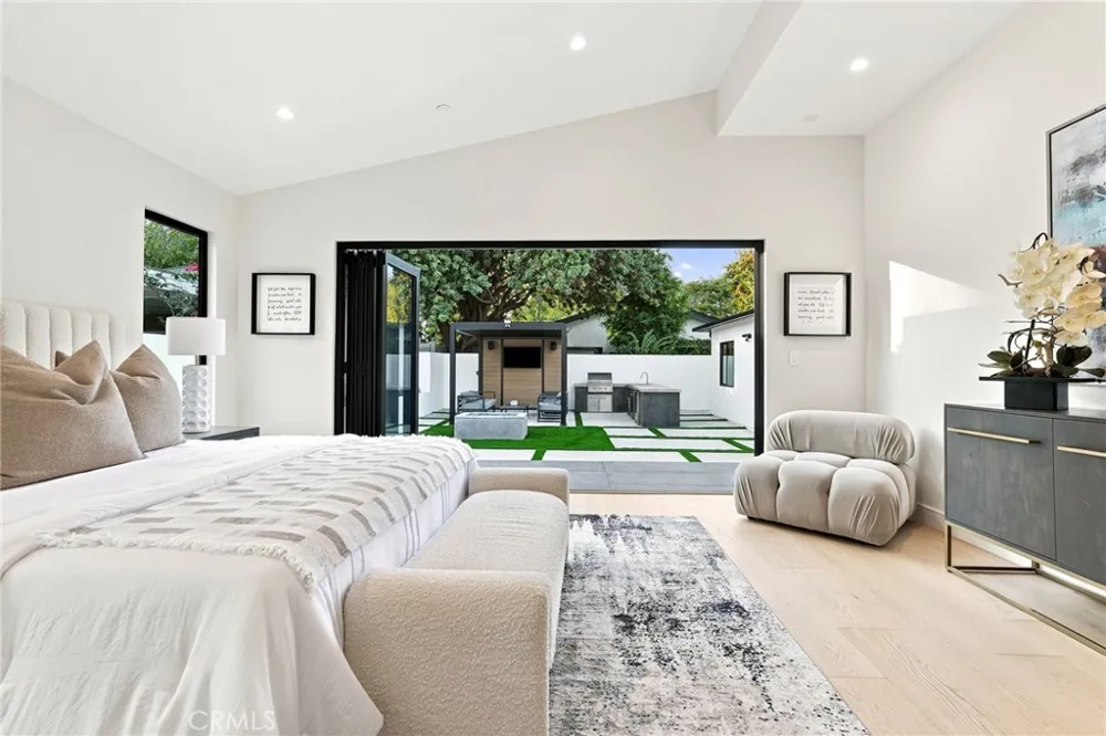 14627 Huston Sherman Oaks, CA 91403