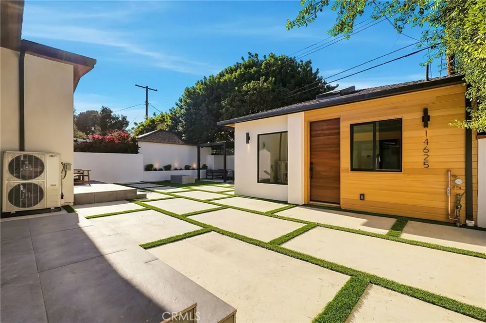14627 Huston Sherman Oaks, CA 91403