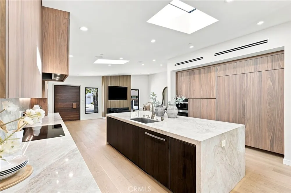 14627 Huston Sherman Oaks, CA 91403