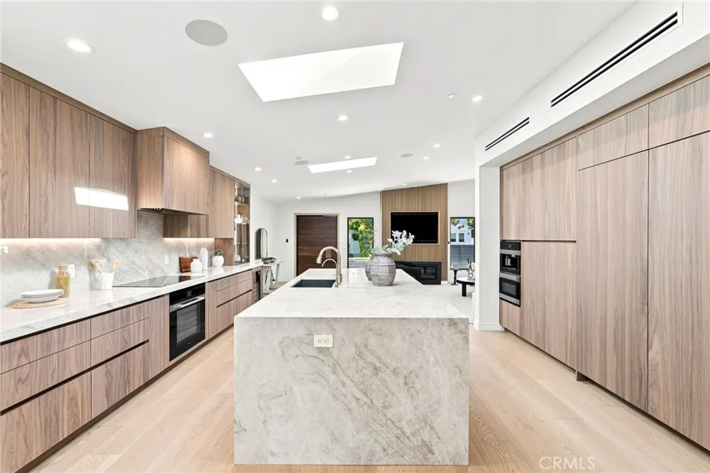 14627 Huston Sherman Oaks, CA 91403