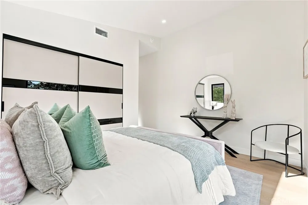 14627 Huston Sherman Oaks, CA 91403