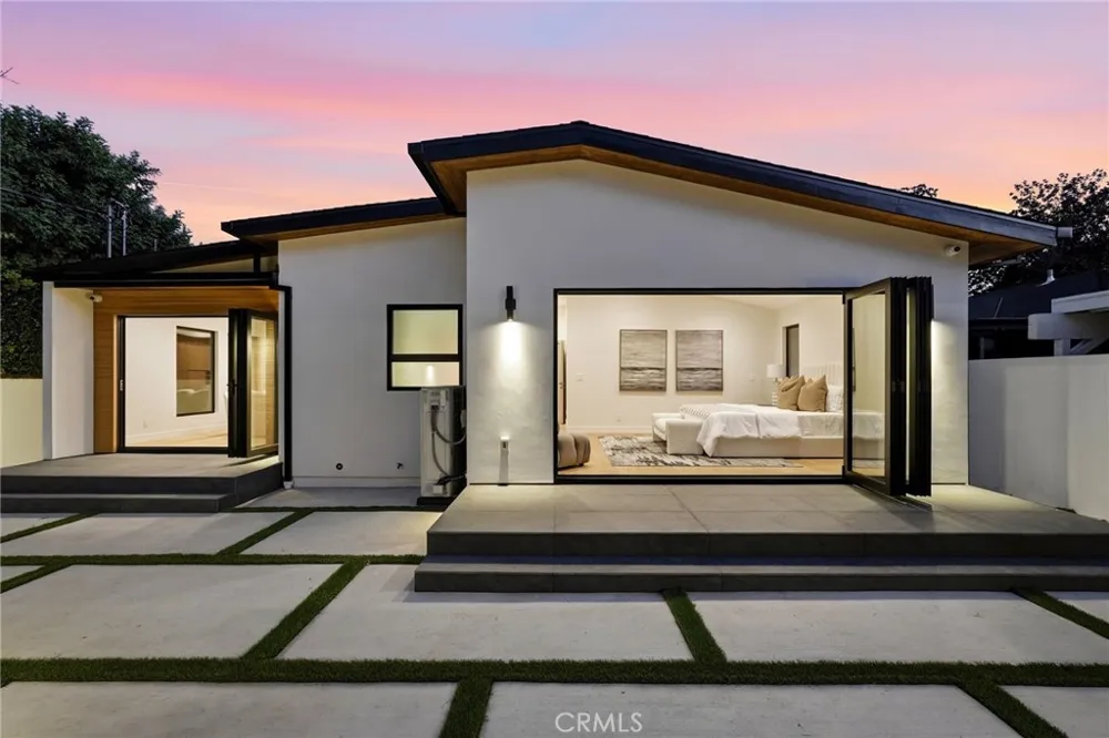 14627 Huston Sherman Oaks, CA 91403