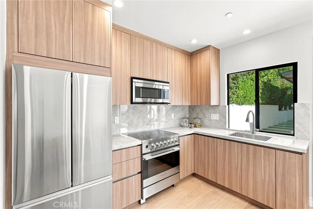 14627 Huston Sherman Oaks, CA 91403