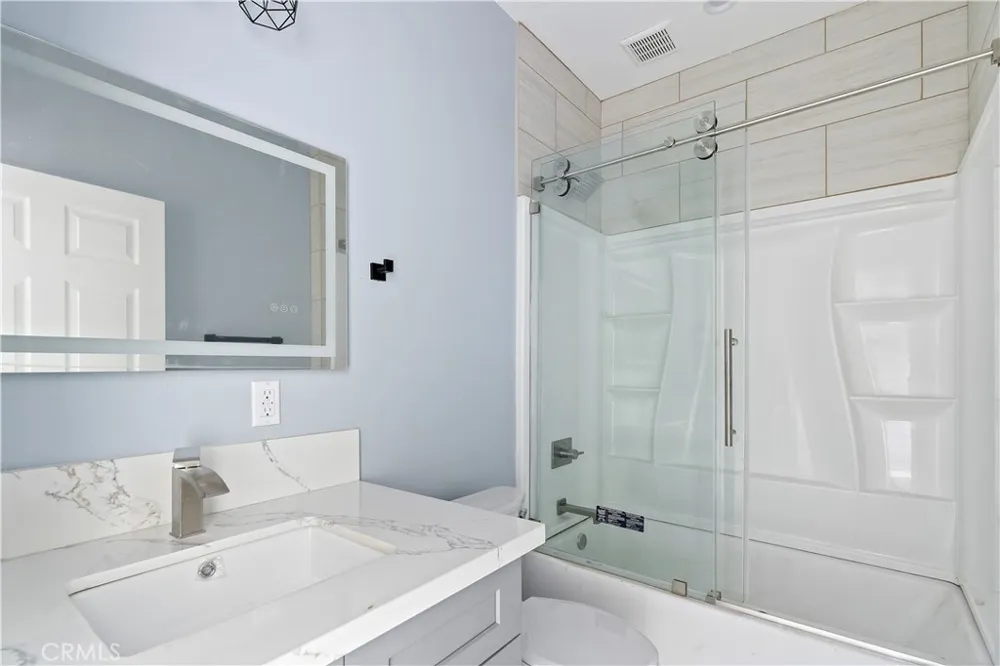 7329 Kelvin Winnetka, CA 91306