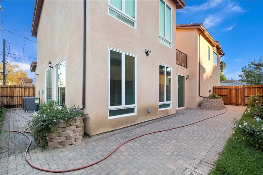 7329 Kelvin Winnetka, CA 91306