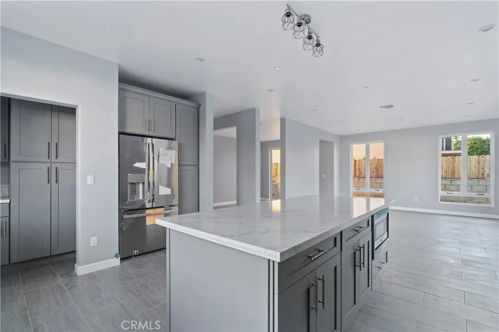 7329 Kelvin Winnetka, CA 91306