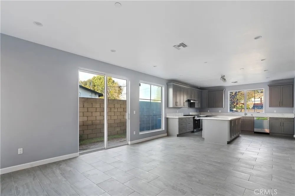 7329 Kelvin Winnetka, CA 91306