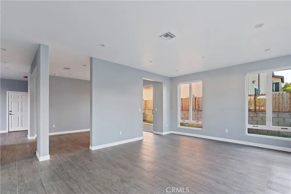 7329 Kelvin Winnetka, CA 91306
