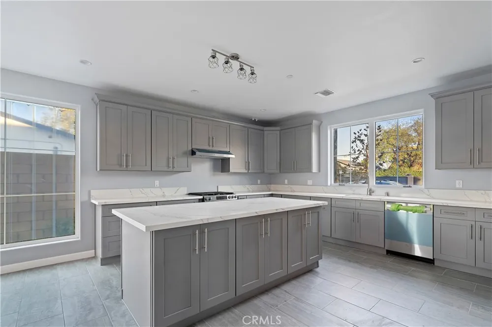 7329 Kelvin Winnetka, CA 91306