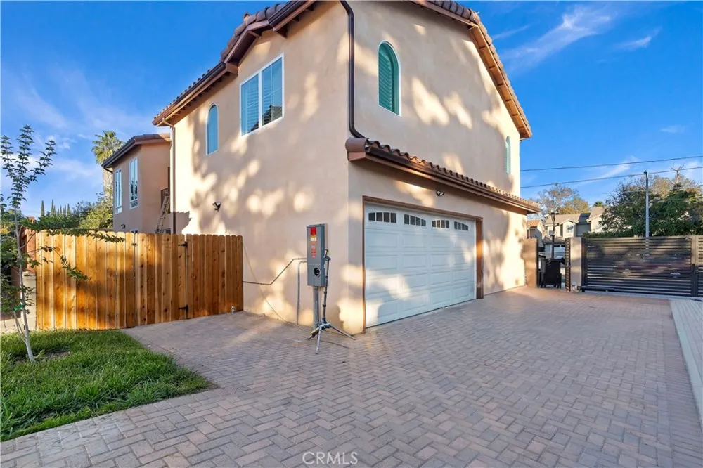 7329 Kelvin Winnetka, CA 91306
