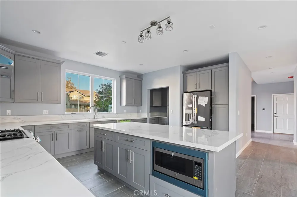 7329 Kelvin Winnetka, CA 91306
