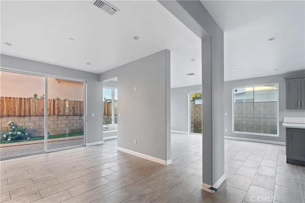 7329 Kelvin Winnetka, CA 91306