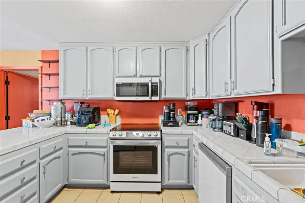 9121 Grove Avenue California City, CA 93505