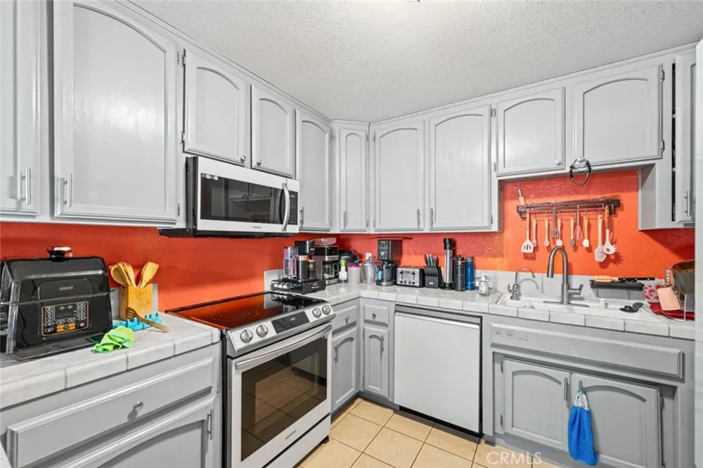 9121 Grove Avenue California City, CA 93505