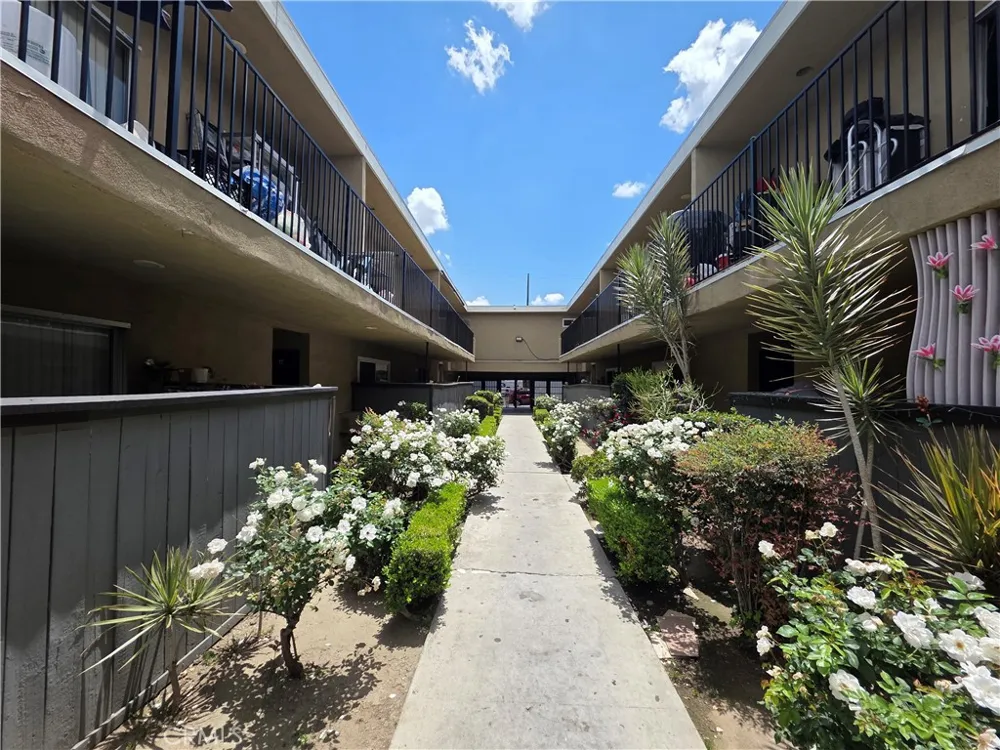 14609 Saticoy #24 Van Nuys, CA 91405