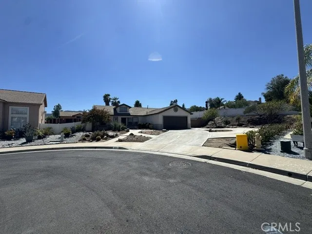805 Alpine Court Lake Elsinore, CA 92530