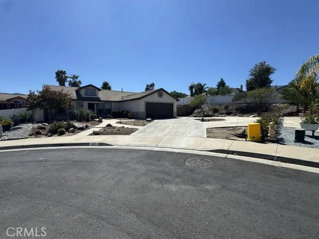 805 Alpine Court Lake Elsinore, CA 92530