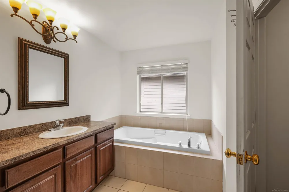 8313 Pine Creek Drive Shelby Charter Township, MI 48316