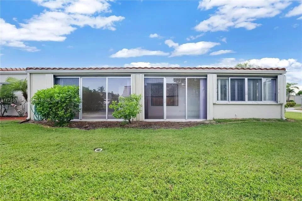2532 Boundbrook Drive S #104 Palm Springs, FL 33406