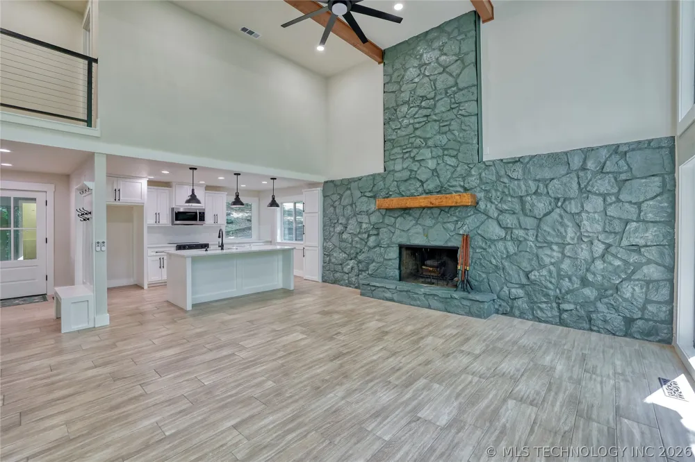 1296 Robin Hood Eufaula, OK 74432