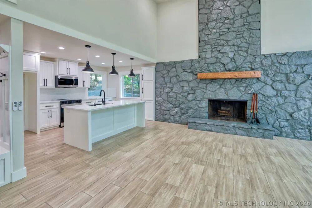 1296 Robin Hood Eufaula, OK 74432