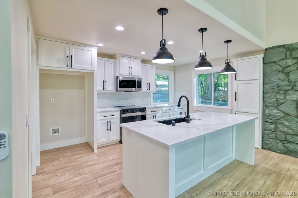 1296 Robin Hood Eufaula, OK 74432