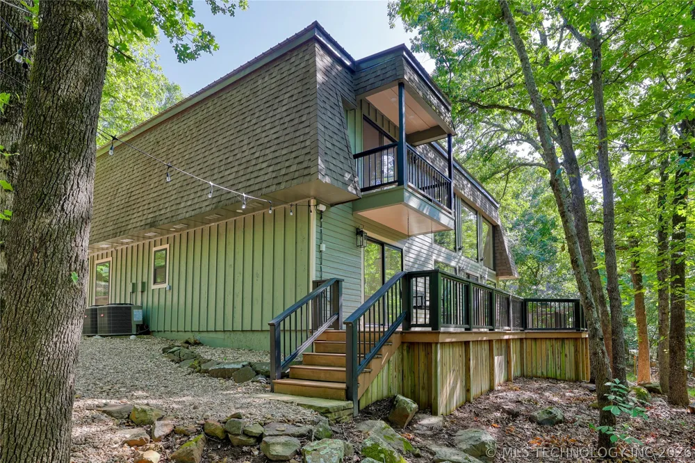 1296 Robin Hood Eufaula, OK 74432