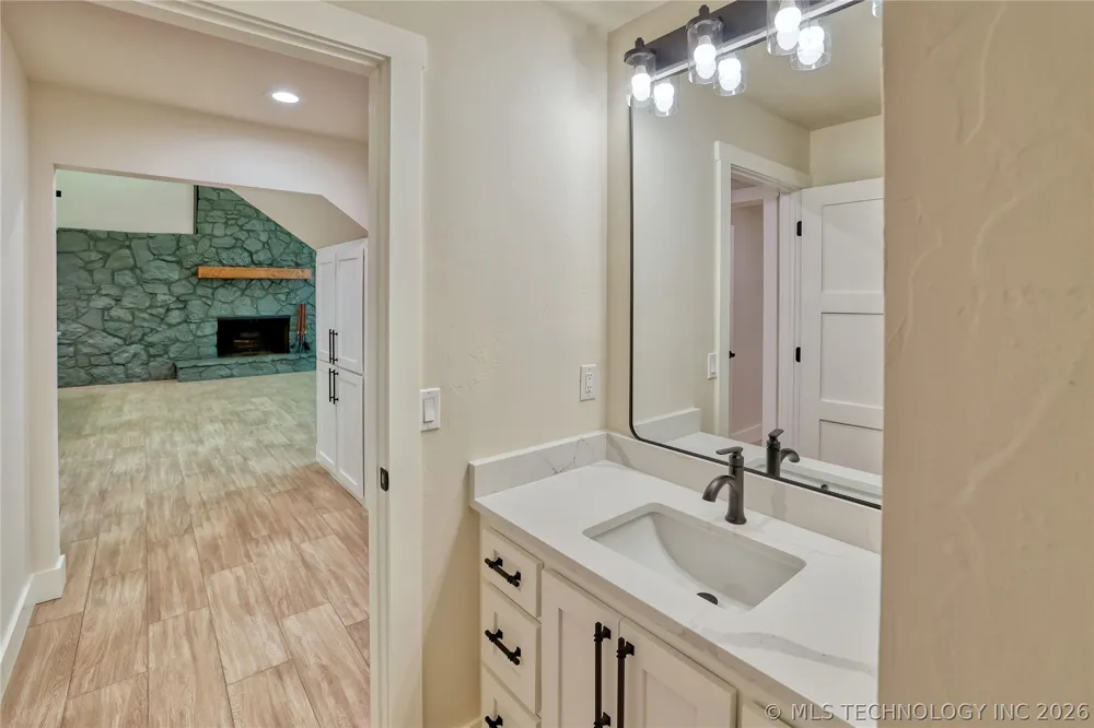 1296 Robin Hood Eufaula, OK 74432