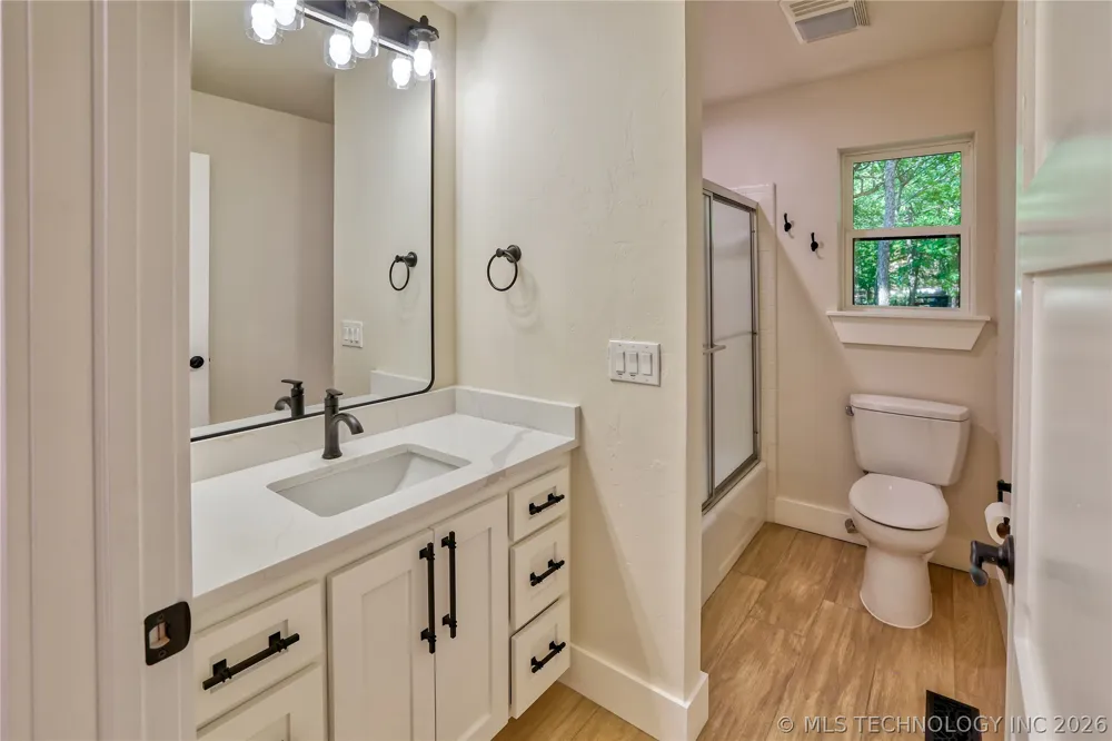 1296 Robin Hood Eufaula, OK 74432