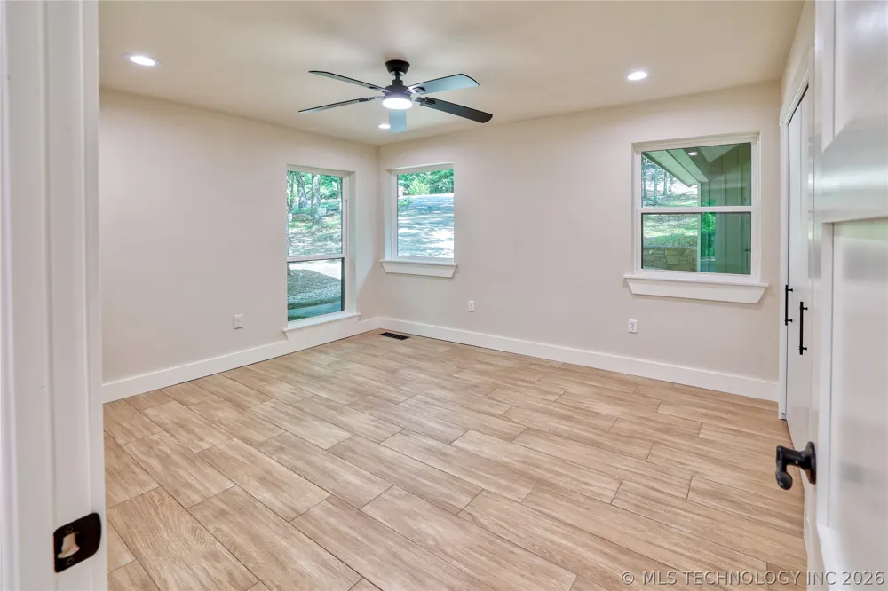 1296 Robin Hood Eufaula, OK 74432