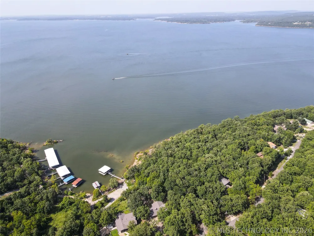 1296 Robin Hood Eufaula, OK 74432