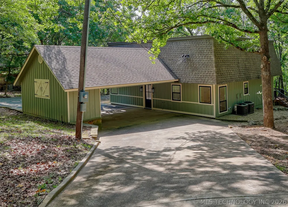 1296 Robin Hood Eufaula, OK 74432