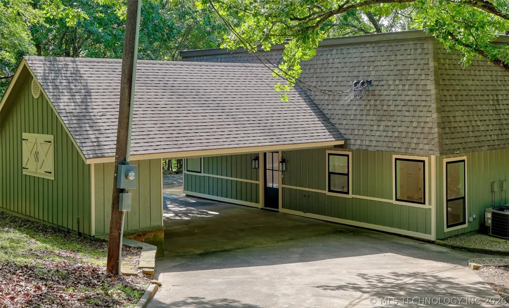 1296 Robin Hood Eufaula, OK 74432