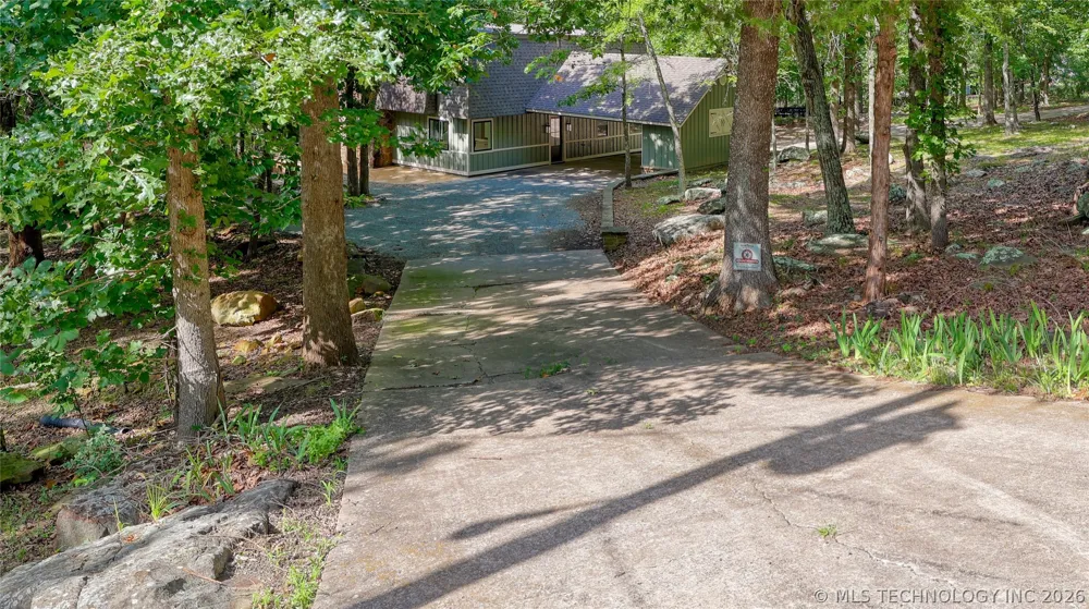 1296 Robin Hood Eufaula, OK 74432