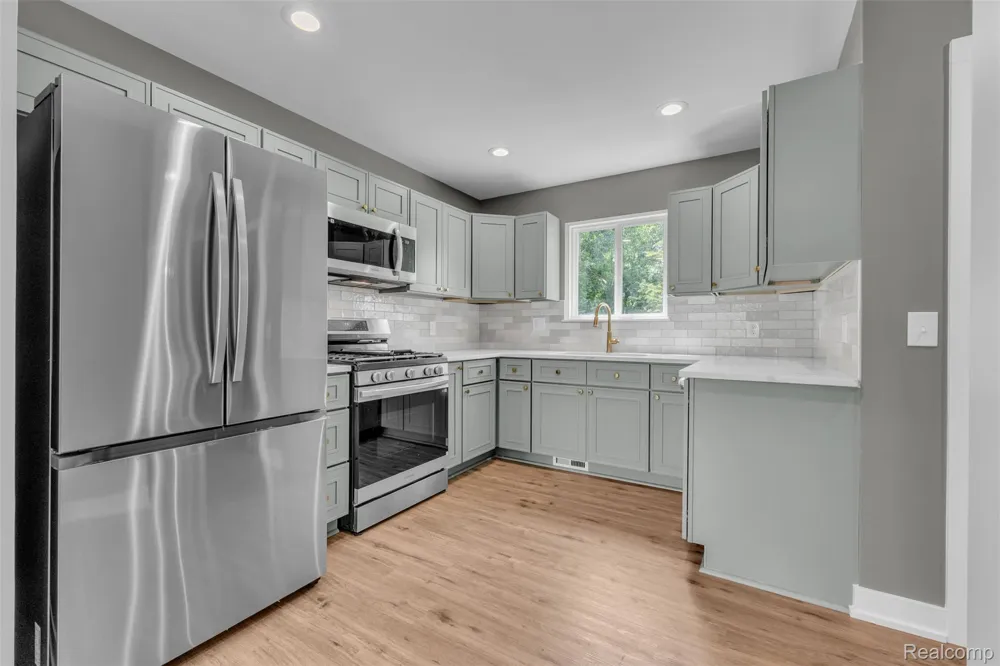 27380 Leroy Street Taylor City, MI 48180