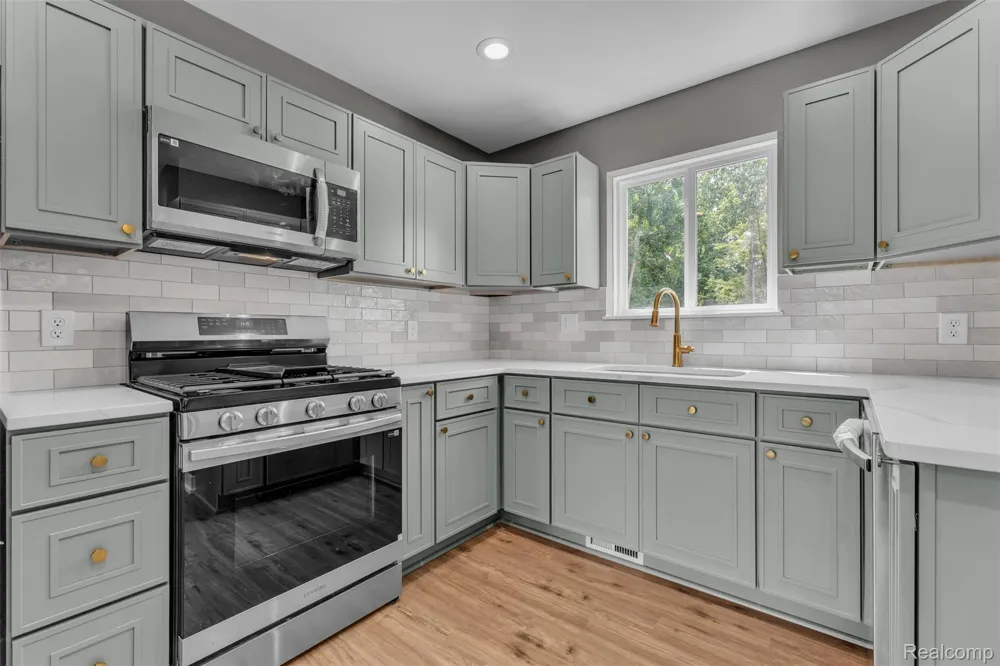 27380 Leroy Street Taylor City, MI 48180