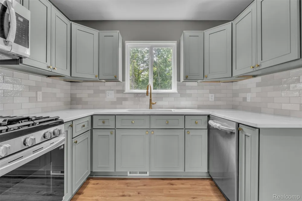 27380 Leroy Street Taylor City, MI 48180
