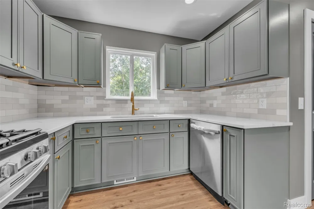 27380 Leroy Street Taylor City, MI 48180