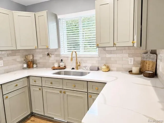 27380 Leroy Street Taylor City, MI 48180