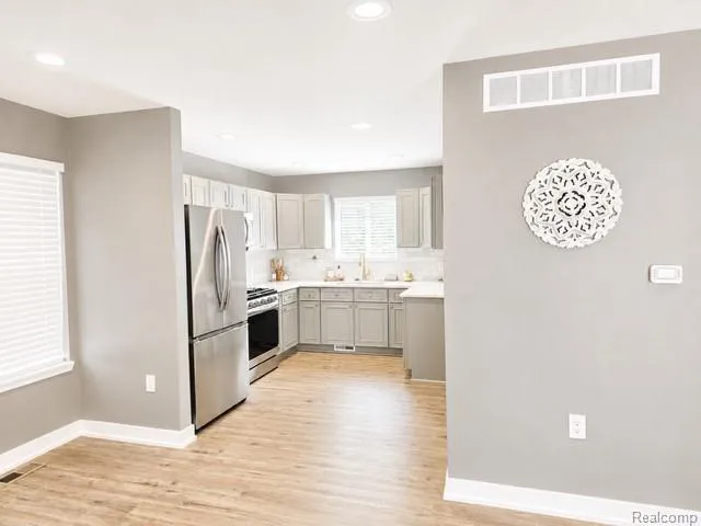 27380 Leroy Street Taylor City, MI 48180
