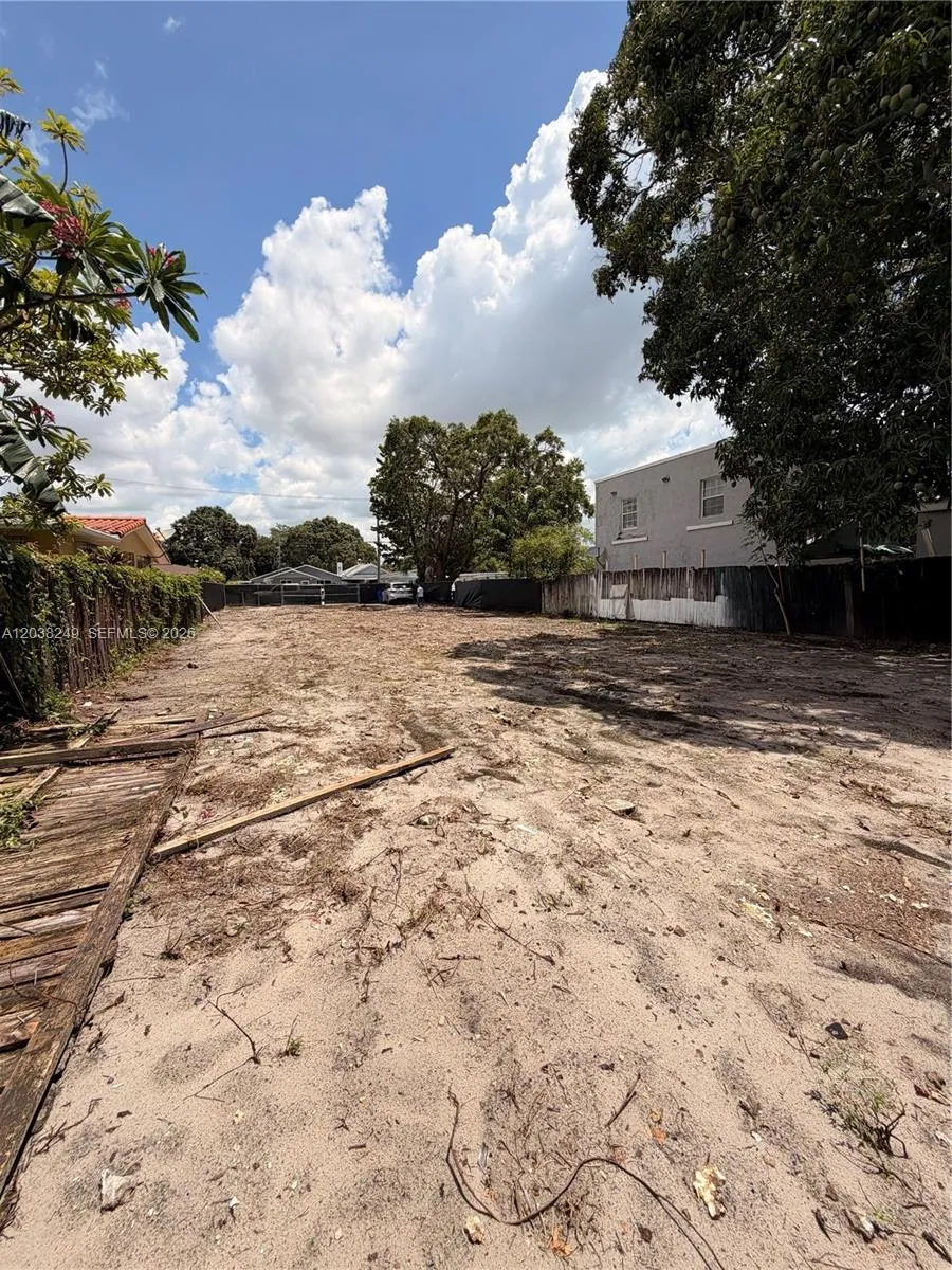 2544 SW 17th St Miami, FL 33145