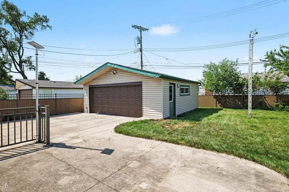 18039 S SUMMER LANE LANE Fraser City, MI 48026