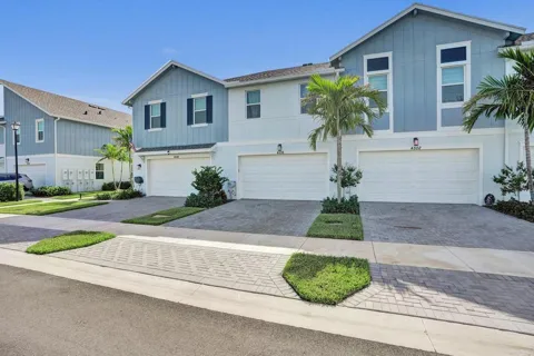 4508 Longwood Lake Square