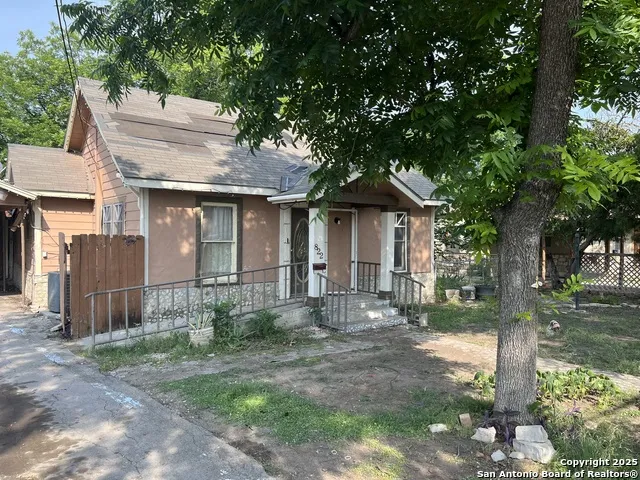 822 High Uvalde, TX 78801