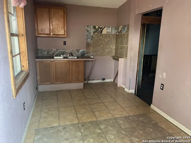 822 High Uvalde, TX 78801