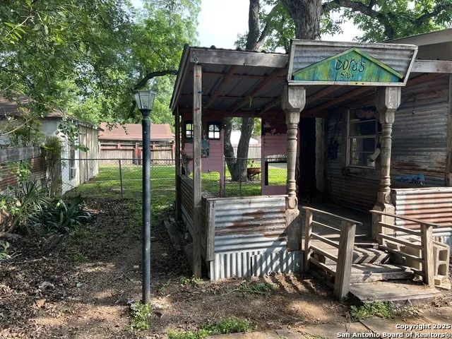 822 High Uvalde, TX 78801