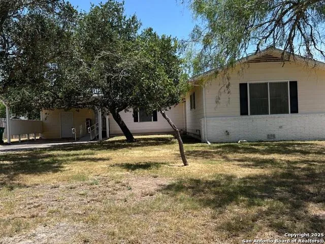 702 Esplanade Karnes City, TX 78118
