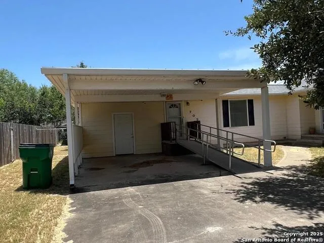 702 Esplanade Karnes City, TX 78118