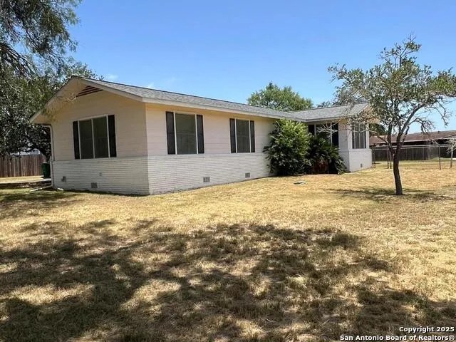702 Esplanade Karnes City, TX 78118